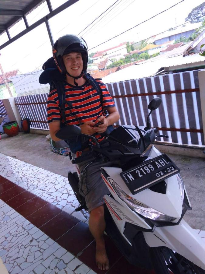 Griya Backpacker Pak Yon Bed & Breakfast มะลัง ภายนอก รูปภาพ